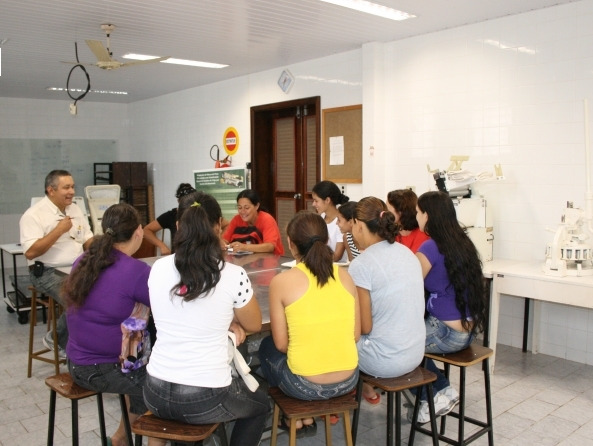 Jovens mães com a mão na massa